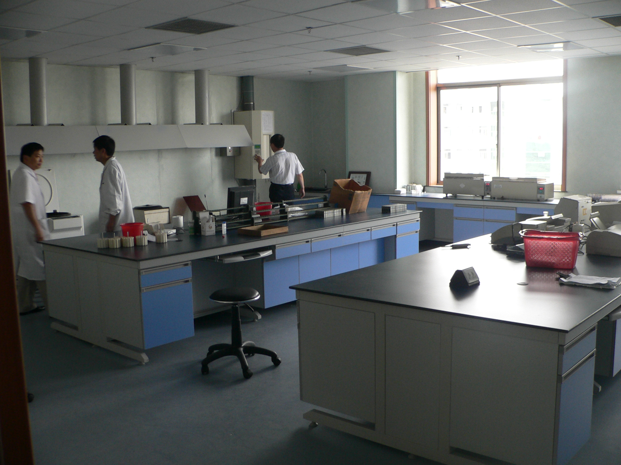 清远化学实验室家具安装（实验台布局）(图1)